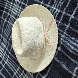 Women's cream hat
